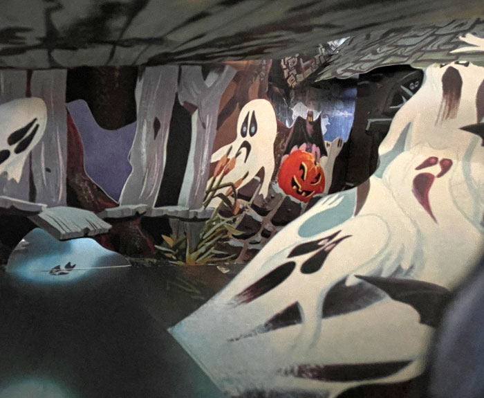 Vintage Halloween collector guide for Hallmark pop-up centerpieces, features this detail photo from the 1963 Haunted House Plans-a-Party featuring ghosts, vulture, and jack o'lantern in a swamp. (Photos by The Halloween Retrospect archive library).